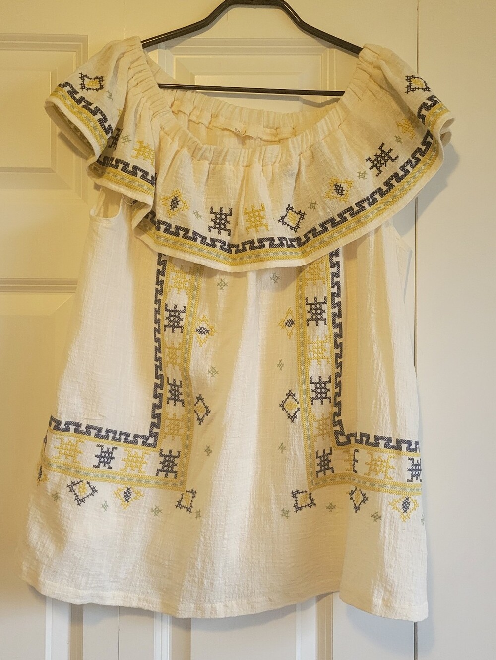 Easel Womens Size Large Embroidered Sleeveless Top